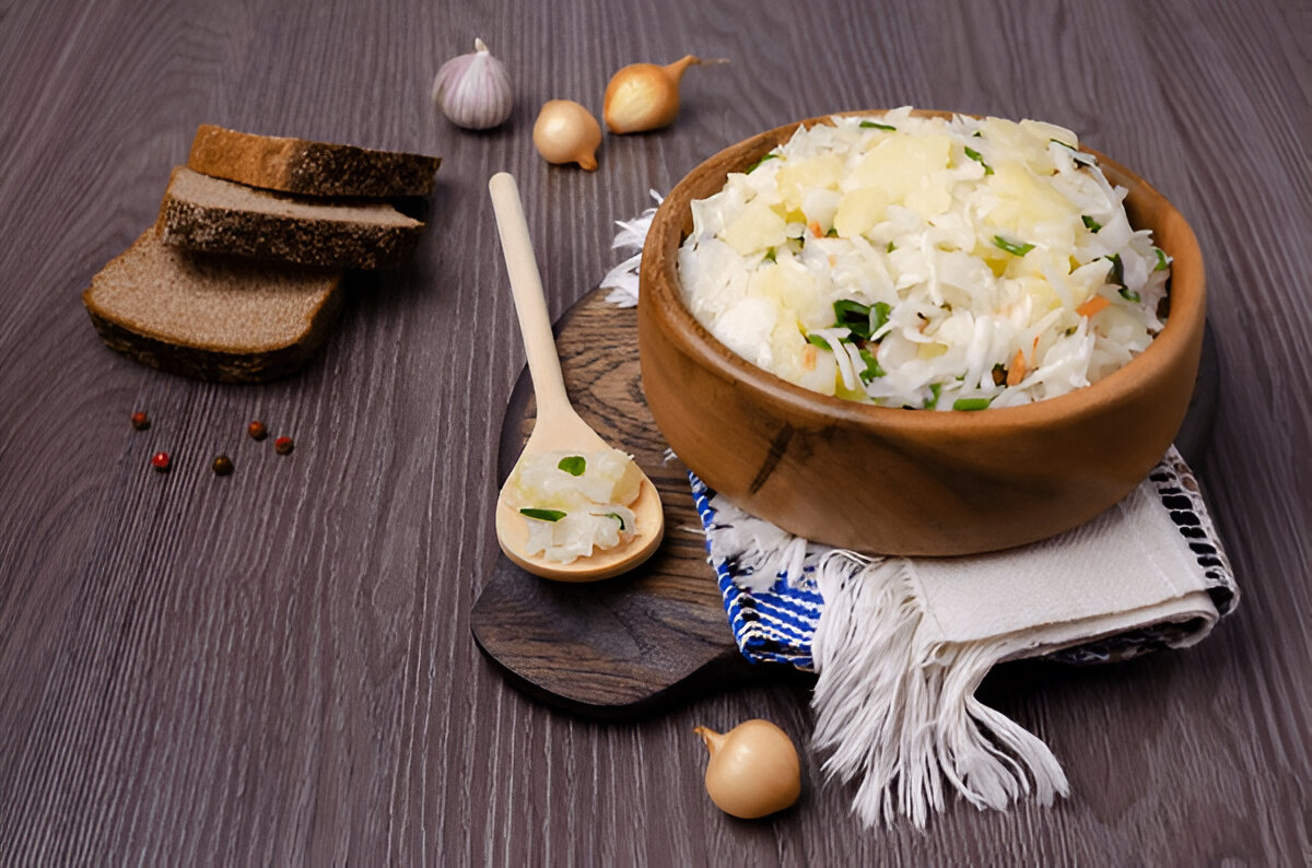 Breakfast: թթու կաղամբ և հաց (T’tu Kagham yev Hats) – Pickled Cabbage with Bread