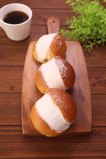 Breakfast: Maritozzo – Breakfast: Sweet Cream-Filled Bun