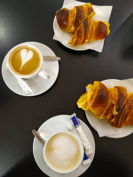 Breakfast: Café con Leche y Pan (Pronounced: /kaˈfe kon ˈletʃe i pan/) – Coffee with Milk and Bread