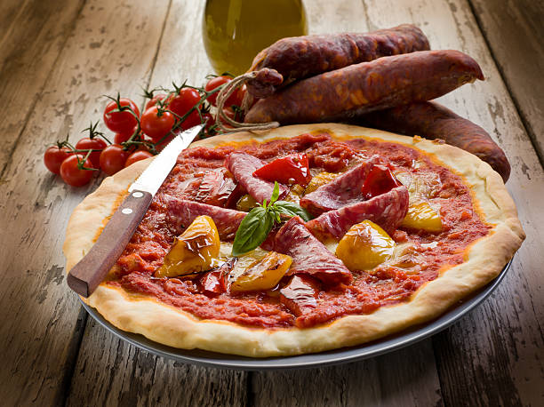 Pizza ai Peperoni (Pronounced: /ˌpitsza ai pe.peˈroːni/)